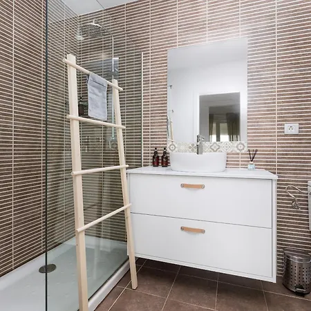 Home2book Modern With Pool In דירה קורלחו