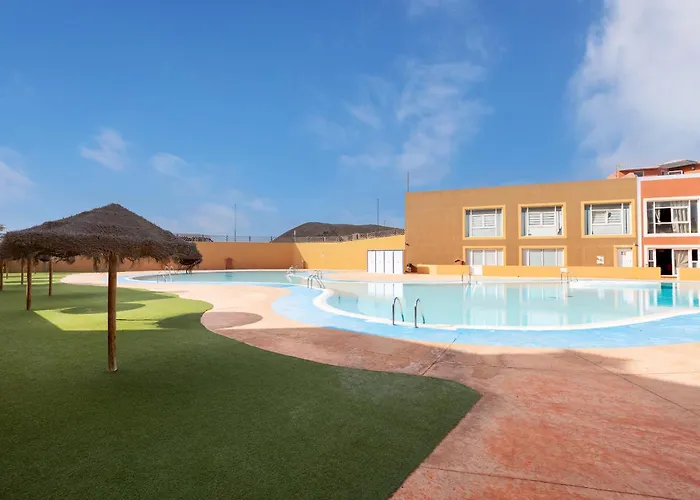 Home2book Modern With Pool In 公寓